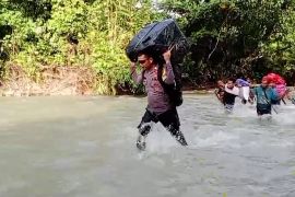 Petugas berhasil distribusi logistik Pilkada di pegunungan Pulau Seram