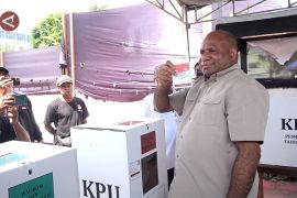 Nyoblos di Kota Jayapura, dua Cagub Papua optimistis menang