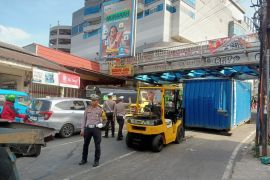 Truk kontainer tersangkut di jembatan kereta Bogor