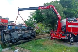 Kendaraan tercebur sungai saat seorang pemuda belajar mengemudi di Surabaya