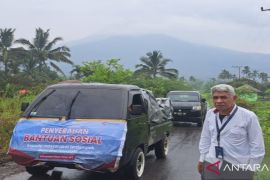 ANTARA salurkan bantuan warga terdampak erupsi Lewotobi