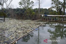Bendungan Leuwikeris dipenuhi sampah