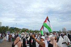 Massa reuni akbar PA 212 kompak nyanyikan Mars FPI berjudul "Aksi Bela Islam" di Monas