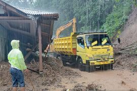Petugas normalisasi jalan penghubung antardesa di Sukabumi yang tertimbun longsor