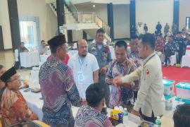 Pleno KPU Siak langsung ricuh ketika baru dimulai, dua pihak berebut saksi