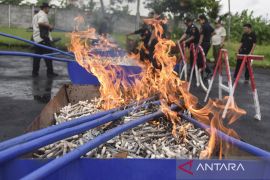 Pemusnahan rokok ilegal di Tasikmalaya