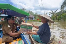 Pemkab Sambas menyalurkan bantuan untuk warga terdampak banjir