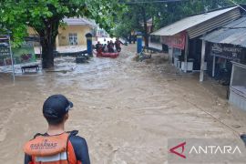 Tim SAR gabungan berhasil evakuasi  puluhan warga terjebak banjir di Sukabumi