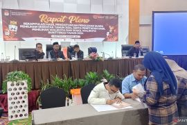 Rapat Pleno KPU tetapkan Ramlan-Ibnu menangkan Pilkada Bukittinggi 2024