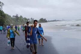 Usai melahirkan Amsyiah  di tandu menuju faskes, ini penyebabnya