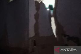 Pergerakan tanah pada Rabu dini hari  rusak puluhan rumah di Kampung Cihonje Sukabumi