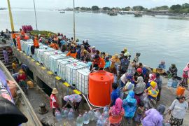BPBD Jatim kirim 40 ribu liter air siap minum ke Gili Ketapang