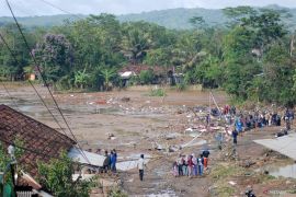 BNPB builds emergency bridge to deliver aid in Sukabumi