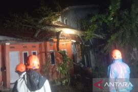 BPBD Sukabumi mengerahkan belasan petugas tangani bencana di 15 titik