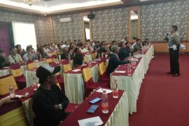 Polisi edukasi pengemudi mobil ambulans di Lombok Tengah tertib lalu lintas