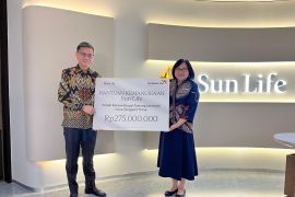 Sun Life salurkan Rp275 juta untuk korban erupsi Gunung Lewotobi