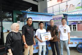 Bank kalsel kembali serahkan rombong barakah kepada UMKM HSS