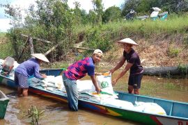Bulog Putussibau salurkan bantuan pangan hingga ke batas RI-Malaysia