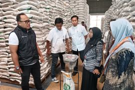 Bulog Semarang salurkan bantuan pangan sebanyak 5.556 ton beras