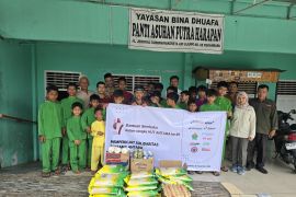 LKBN Antara Biro Riau berikan bansos ke panti asuhan dalam rangka HUT ke-87