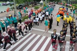 Pemkab Bekasi gerak jalan sehat semarakkan Hari Kesehatan Nasional