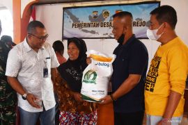 Penyaluran bantuan pangan di Madiun