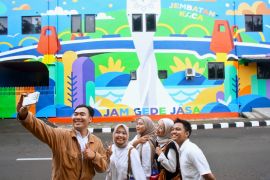 Bangunan di Kalipasir Tangerang di mural Jembatan Kaca Berendeng
