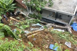 Longsor sebabkan lima rumah warga di Malang rusak