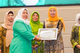 Khofifah terima penghargaan Tokoh Inspiratif dari Fatayat NU Jatim