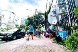 Intiland-Bank Maspion gelar "Gerak Lari Ambil Sampah" di Surabaya