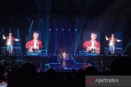 Pakai batik, Chanyeol EXO nyanyikan lagu "Inikah Cinta"