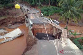 Jembatan jalur wisata Pelabuhan Ratu - Geopark Ciletuh putus diterjang air bah