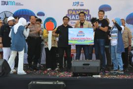 BRI Manukan gelar "Panen Hadiah Simpedes" dan bazar UMKM di Pasar Sememi Benowo