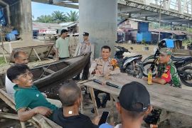 Pilkada berlangsung aman TNI-Polri Pelalawan sambangi masyarakat