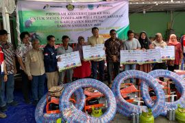 Pertamina serahkan 350 paket konversi kit BBM ke BBG bagi petani Belitung