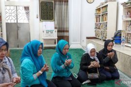 Hj. Fathul Jannah doakan kesejahteraan warga Banua saat ziarah Luar Batang