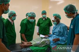 Mensos tinjau operasi katarak RS Harapan Keluarga Mataram