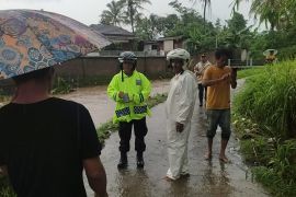 Tiga bocah di Serang terseret arus sungai saat pulang sekolah