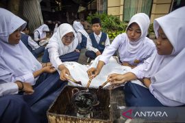 Peelatihan membatik bagi siswa di Indramayu