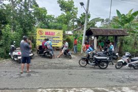 Warga Desa Pagerwojo Blitar keluhkan jalan rusak