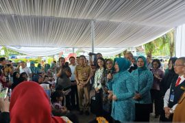 Tim Penggerak PKK bagi 500 kacamata baca untuk warga Tangerang