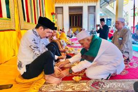 Ulama kharismatik Aceh Abuya Mustafa Habli peusijuk bupati dan wabup Aceh Barat terpilih