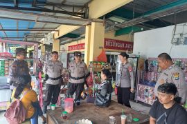 Optimalisasi Kamtibmas: Kegiatan Sambang Ditbinmas Polda Kaltara di Pasar Tradisional Tanjung Selor