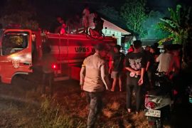 Polres Tabalong olah TKP kebakaran rumah Dinas SD Negeri 1 Palapi