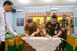 Pemkab Kapuas terima dua unit mobil ambulans dari Kejaksaan