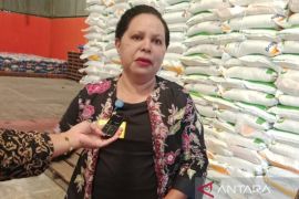 Pemkab Supiori salurkan beras bantuan pangan pemerintah untuk masyarakat