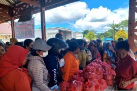 Pemkab Sorong distribusi 1.050 paket sembako ke distrik pedalaman