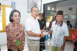 Pemkab Tapin salurkan bansos kendalikan inflasi dan bantu warga miskin