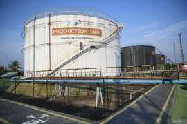 Bahlil Indonsia akan buat fasilitas penyimpanan minyak dekat Singapura