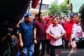 Jusuf Kalla salurkan bantuan PMI untuk korban kebakaran Kemayoran